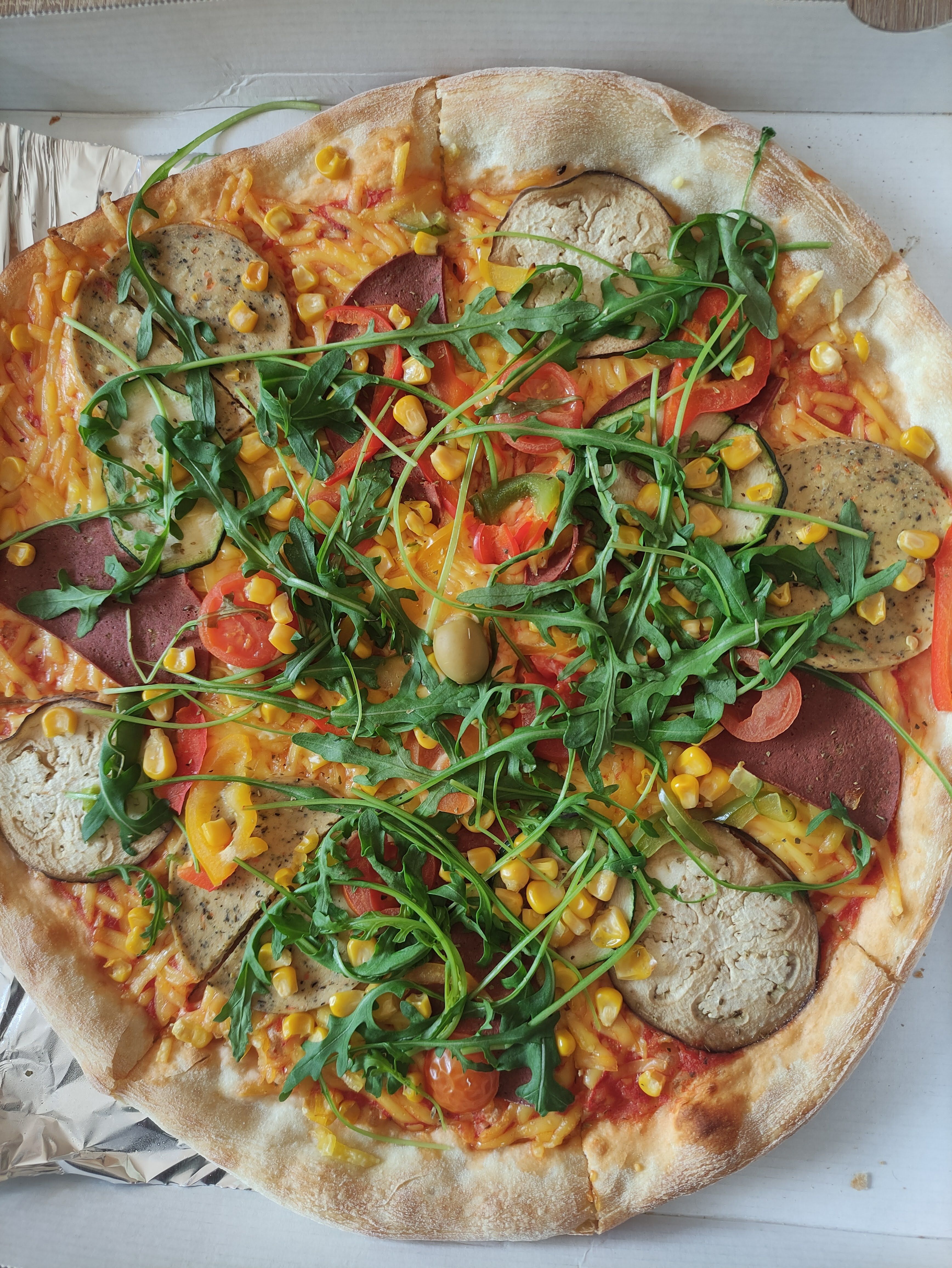 Pizza vegetal con vegetales frescos e hierbas